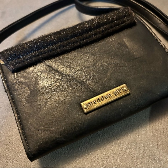 Madden Girl Black Crossbody Bag Wallet with Accent Chain - Picture 4 of 7